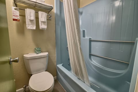 Room, 1 King Bed, Non Smoking | Bathroom | Free toiletries, hair dryer, towels, soap