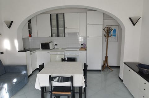 Apartment, 2 Bedrooms | Private kitchen