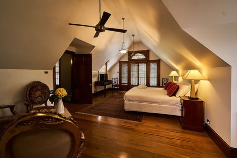 Mansion Villa | Premium bedding, iron/ironing board, free WiFi, bed sheets