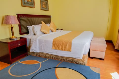 Executive Suite, 1 King Bed | Bathroom | Free toiletries, hair dryer, bathrobes, slippers