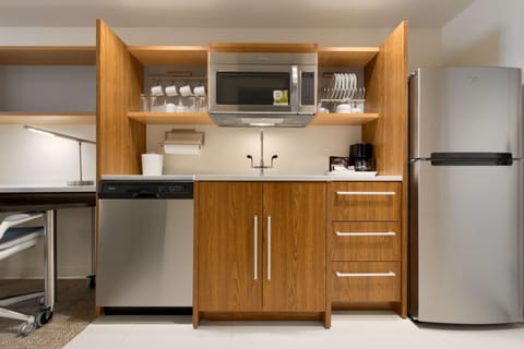 Full-size fridge, microwave, dishwasher, coffee/tea maker