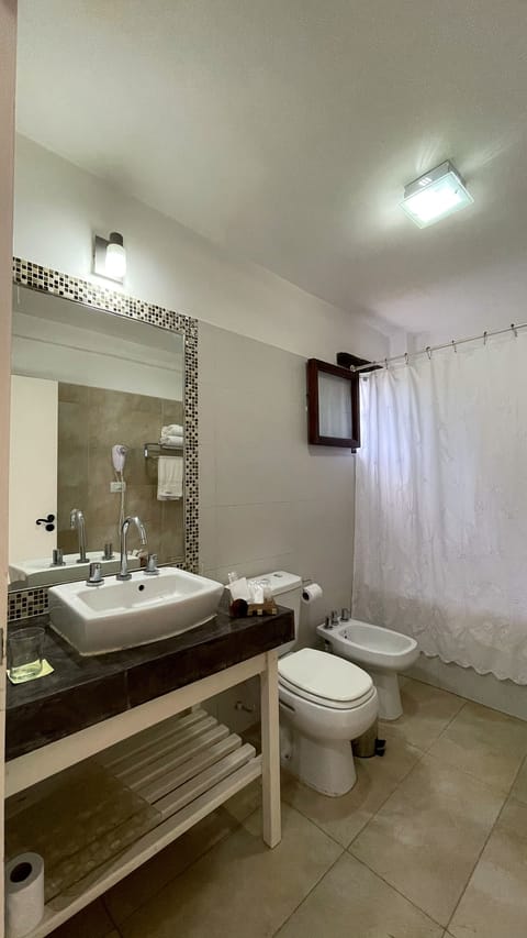 Classic Twin Room | Bathroom | Combined shower/tub, free toiletries, hair dryer, bidet