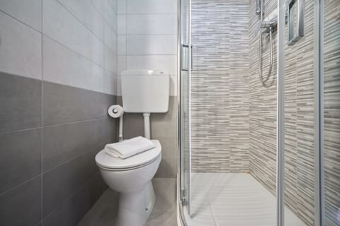 Classic Double Room | Bathroom | Shower, towels