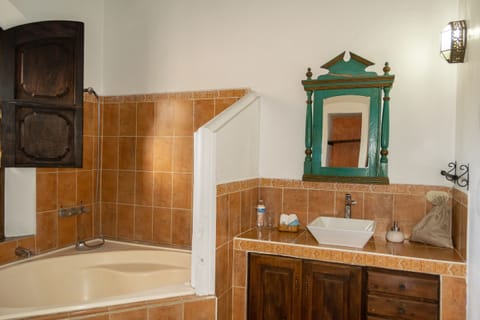 Deluxe Room | Bathroom | Free toiletries, hair dryer, towels