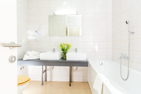 Bathtub, free toiletries, hair dryer, towels