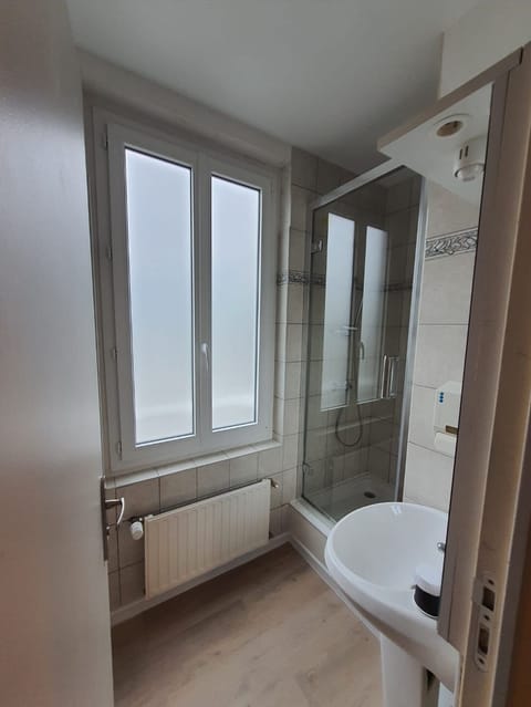 Standard Double Room | Bathroom | Free toiletries, hair dryer, towels