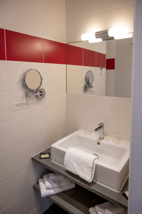 Superior Double Room | Bathroom | Shower, hair dryer, bathrobes, towels