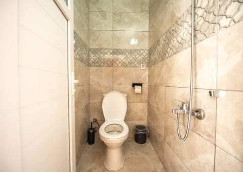 Classic Double Room | Bathroom | Shower, slippers, towels