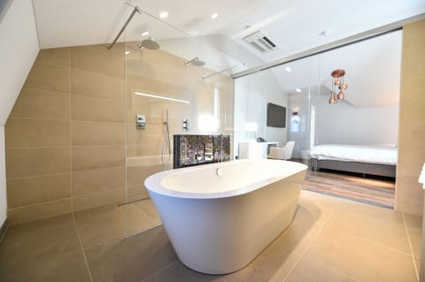 Honeymoon Suite | Deep soaking bathtub