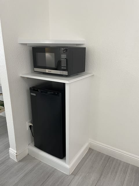 Deluxe Single Room, Accessible | In-room dining