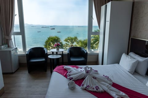 Executive Suite, Sea View | In-room safe, desk