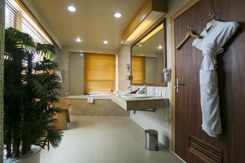 Superior Suite, Lagoon View | Bathroom | Free toiletries, hair dryer, bathrobes, slippers