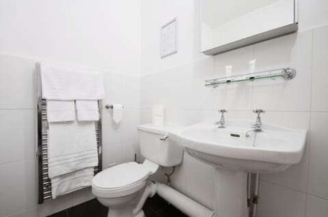 Superior Double Room | Bathroom | Shower, towels