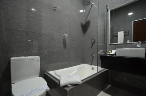 Double Room, 1 Queen Bed | Bathroom | Combined shower/tub, free toiletries, hair dryer, towels