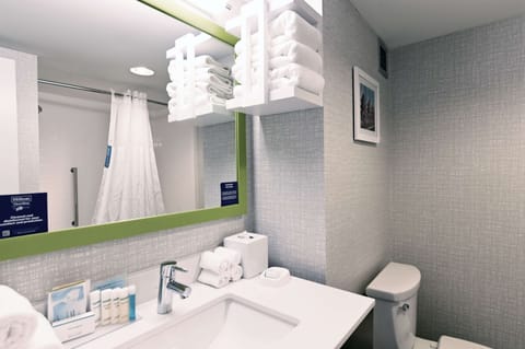 Combined shower/tub, hair dryer, towels