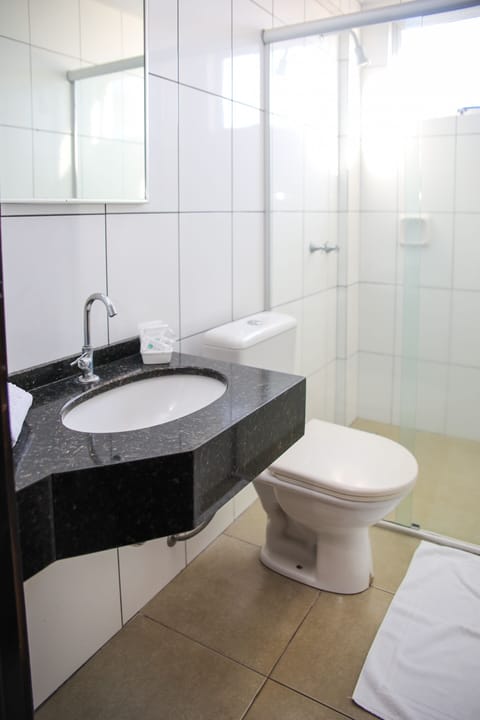 Standard Triplo Twin | Bathroom | Shower, free toiletries, towels