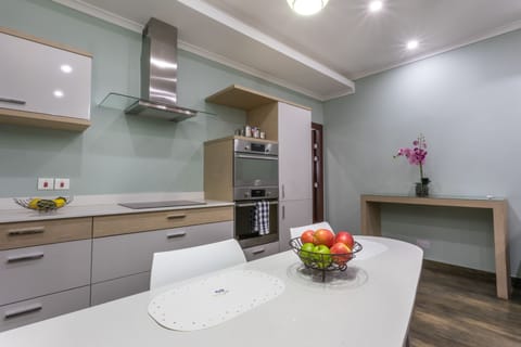 Suite | Private kitchen | Full-size fridge, microwave, stovetop, dishwasher