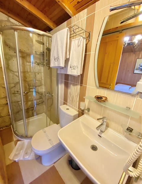 Bungalov | Bathroom | Shower, eco-friendly toiletries, hair dryer, slippers