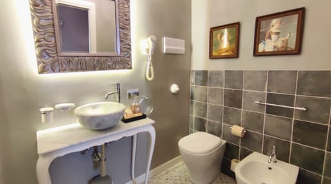 Standard Double Room, 1 Double Bed | Bathroom | Shower, free toiletries, hair dryer, bidet