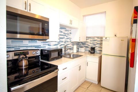 Comfort Apartment, 2 Bedrooms | Private kitchen | Full-size fridge, microwave, stovetop, dishwasher