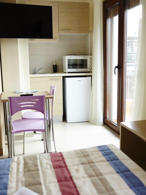 Executive Studio | Private kitchenette | Fridge, microwave, stovetop, coffee/tea maker