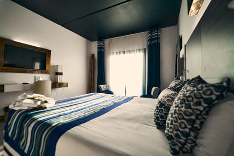 Junior Suite | Pillowtop beds, minibar, in-room safe, desk