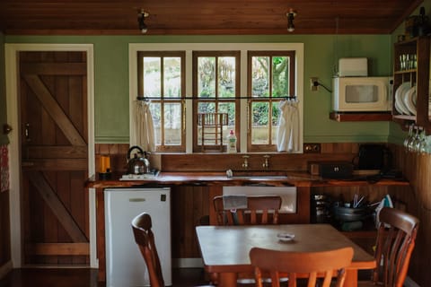 Romantic Cottage | Private kitchen | Fridge, microwave, stovetop, espresso maker