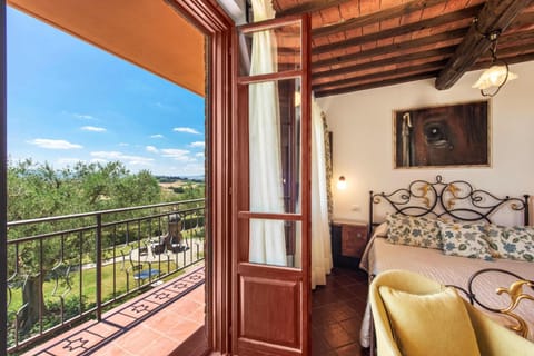 Minibar, in-room safe, desk, free WiFi