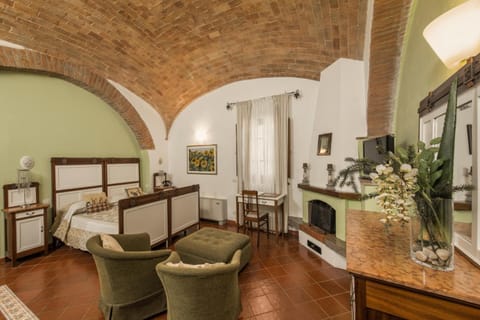 Minibar, in-room safe, desk, free WiFi