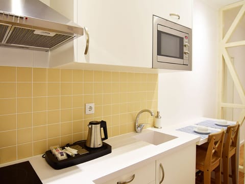 Classic Studio | Private kitchen | Fridge, microwave, stovetop, coffee/tea maker