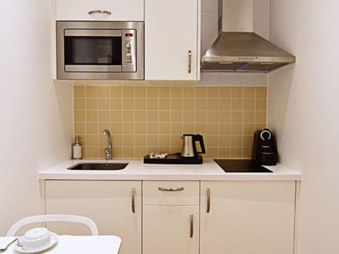 Classic Studio | Private kitchen | Fridge, microwave, stovetop, coffee/tea maker