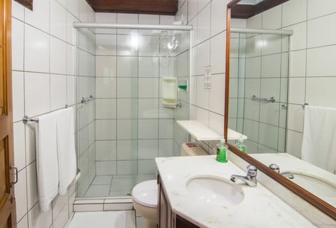 QUARTO DUPLO COM VARANDA VISTA MATA | Bathroom | Shower, towels