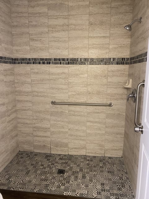Economy Single Room | Bathroom | Rainfall showerhead, designer toiletries, towels