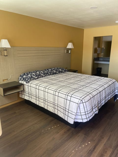 Economy Single Room | Free WiFi, bed sheets