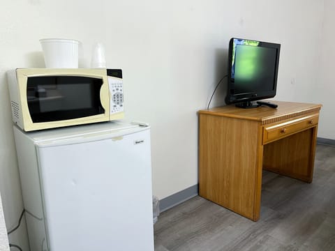 Basic Room, 1 King Bed | Iron/ironing board, free WiFi, bed sheets, wheelchair access