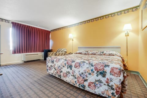 Room, 1 King Bed, Smoking | Blackout drapes, iron/ironing board, free WiFi, bed sheets