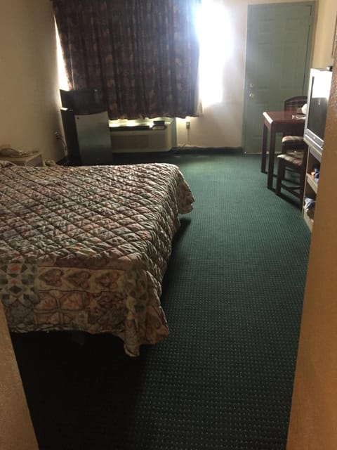 Room, 1 King Bed, Smoking | Blackout drapes, iron/ironing board, free WiFi, bed sheets