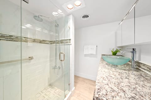 Executive Studio Suite, 1 King Bed, Balcony | Bathroom | Free toiletries, hair dryer, towels, soap