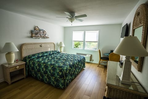 Standard Room, 1 Bedroom, Non Smoking (Handicap King, Non-Harborfront) | Pillowtop beds, soundproofing, free WiFi, bed sheets