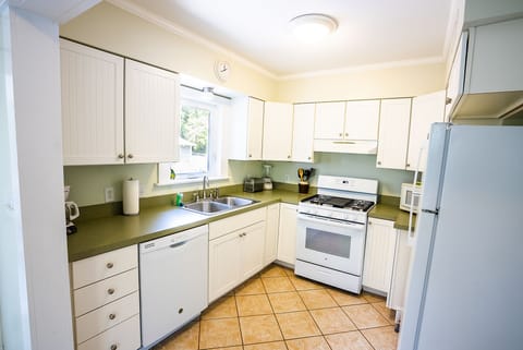 Standard House, 3 Bedrooms, Non Smoking (Morning Star (Annex)) | Private kitchen | Fridge, microwave, coffee/tea maker