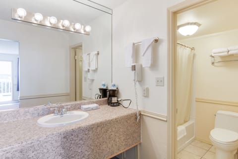 Pet Friendly 2 Double Beds | Bathroom | Combined shower/tub, free toiletries, towels