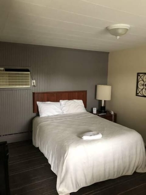 Room, 1 King Bed | Iron/ironing board, free WiFi, bed sheets