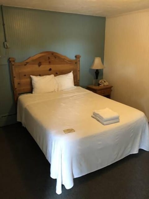 Room, 1 King Bed | Iron/ironing board, free WiFi, bed sheets