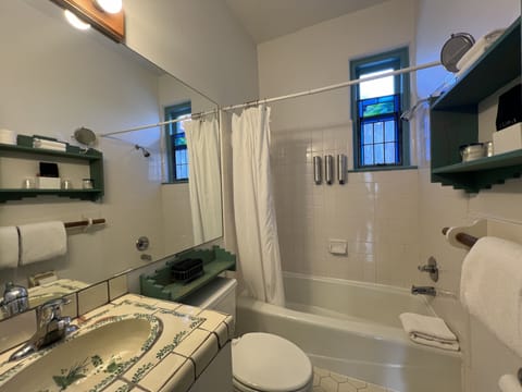 Jacques Cousteau | Bathroom | Designer toiletries, hair dryer, towels