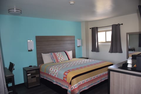 Standard Room, 1 King Bed | Desk, free cribs/infant beds, free WiFi, bed sheets