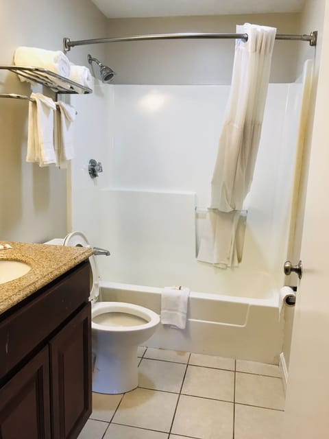 Combined shower/tub, towels