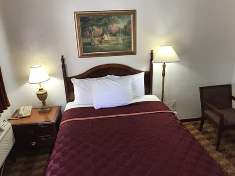 Standard Room, 1 Queen Bed | Desk, iron/ironing board, free WiFi, bed sheets