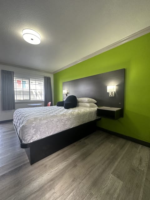 Room, 1 Queen Bed, Non Smoking | Blackout drapes, soundproofing, free WiFi, bed sheets