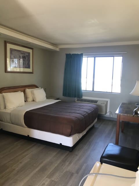 Standard Room, 1 King Bed, Non Smoking | Free WiFi, bed sheets