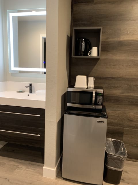 King Bed, Non Smoking with Fireplace | Blackout drapes, iron/ironing board, free WiFi, bed sheets